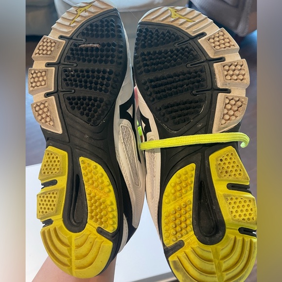 Mizuno turf shoes size 5 .5 - Picture 6 of 7